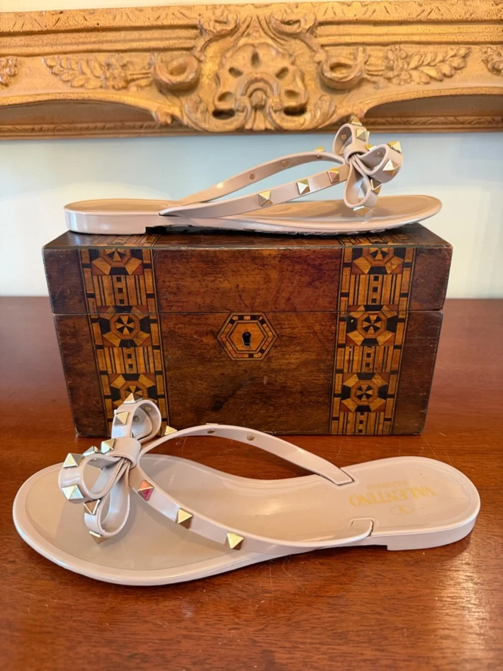 Valentino Garavani Rockstud PVC Jelly Thong Sandals Poudre EU 40 Like New Box - Picture 10 of 15